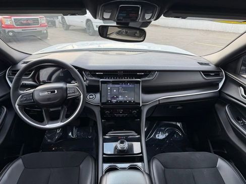 Used 2023 Jeep Grand Cherokee L Laredo image 7