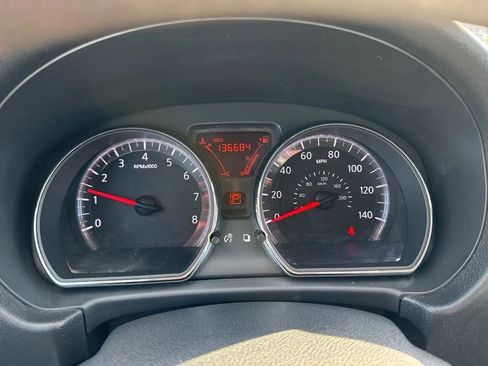 Used 2012 Nissan Versa SV w/ Convenience Pkg image 9