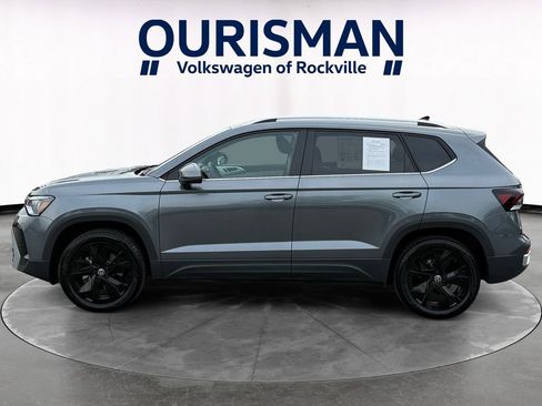 Used 2025 Volkswagen Taos SE w/ Panoramic Sunroof Package FWD image 3