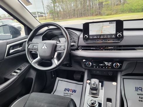 Used 2024 Mitsubishi Outlander SE image 16
