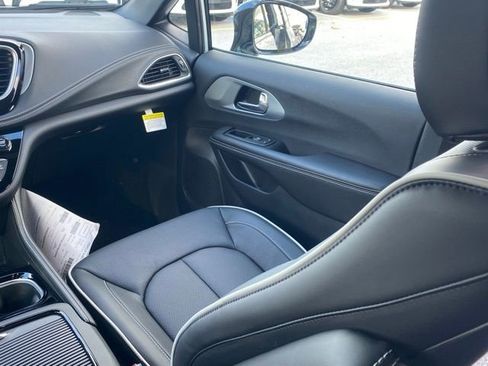 New 2026 Chrysler Pacifica Limited w/ Uconnect Theater Family Group image 39