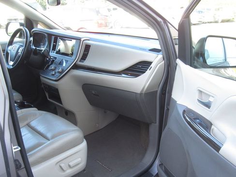Used 2016 Toyota Sienna XLE w/ XLE Navigation Package FWD image 18