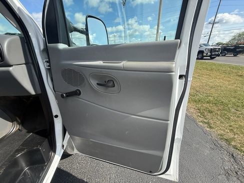 Used 2006 Ford E-350 and Econoline 350 Super Duty image 19