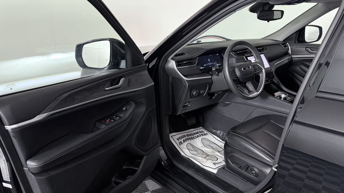 Used 2023 Jeep Grand Cherokee Limited AWD/4WD image 11