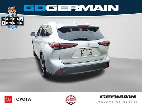 Used 2024 Toyota Highlander XLE FWD image 11