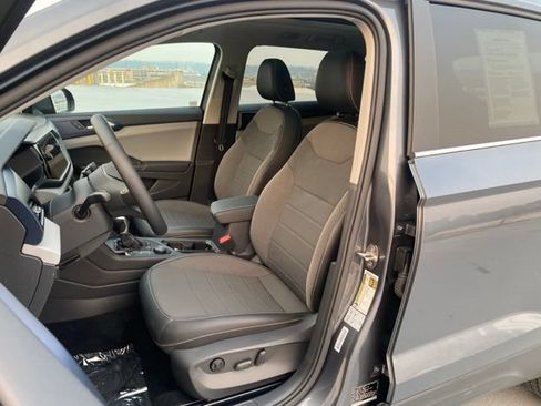 Used 2022 Volkswagen Taos SE w/ Panoramic Sunroof Package FWD image 17