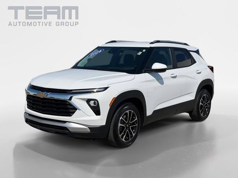 Used 2024 Chevrolet TrailBlazer LT w/ LT Cold Weather Package FWD image 3