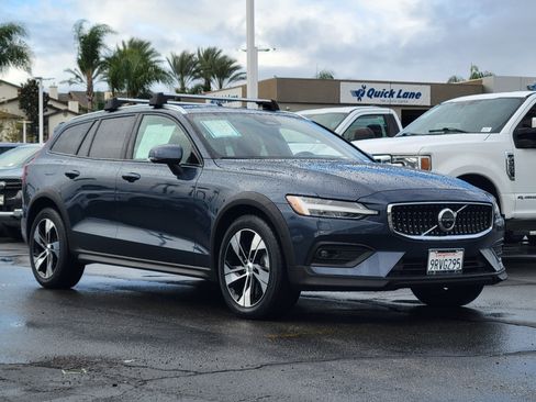 Used 2023 Volvo V60 B5 Cross Country Plus image 1