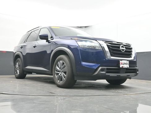 Used 2025 Nissan Pathfinder SV FWD image 47