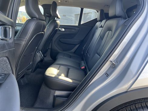 Used 2025 Volvo XC40 B5 Core image 32