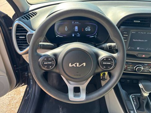 Used 2025 Kia Soul LX w/ LX Technology Package FWD image 25