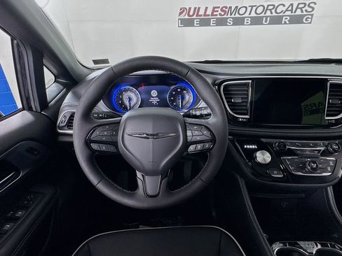 New 2026 Chrysler Pacifica Limited w/ S Appearance Package FWD image 11