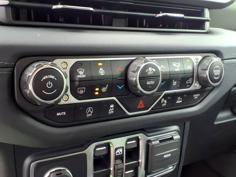 Used 2024 Jeep Gladiator Mojave AWD/4WD image 21