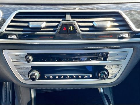 Used 2019 BMW 750i w/ Executive Package image 31