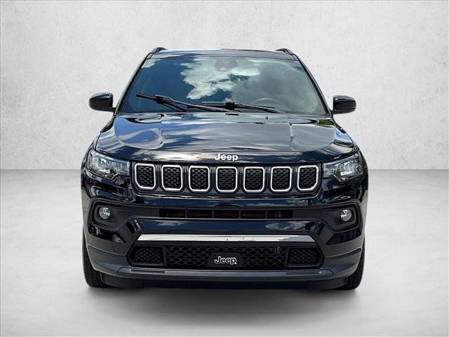 Used 2023 Jeep Compass Latitude AWD/4WD image 3