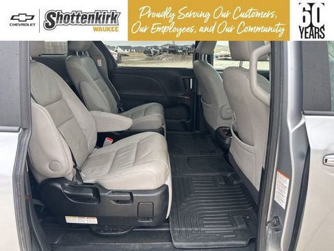 Used 2015 Toyota Sienna Limited image 16