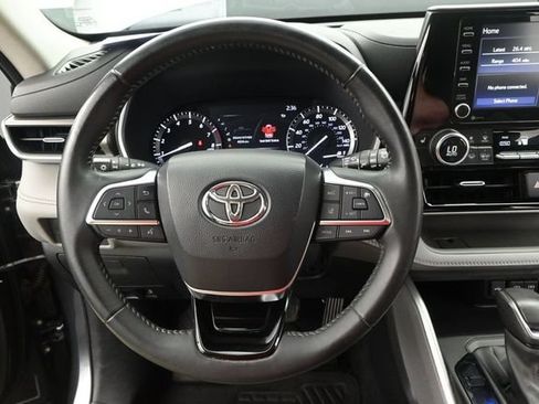 Used 2020 Toyota Highlander XLE FWD image 7