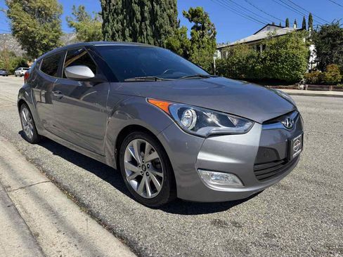 Used 2017 Hyundai Veloster image 1