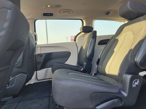 Used 2023 Chrysler Voyager LX image 49