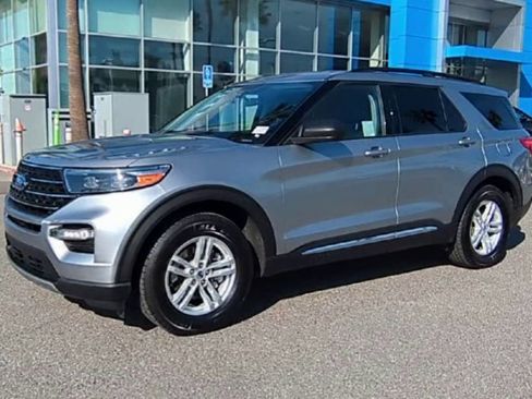 Used 2023 Ford Explorer XLT w/ Equipment Group 202A image 4