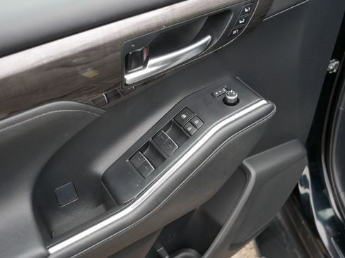 Used 2024 Toyota Highlander Limited image 18