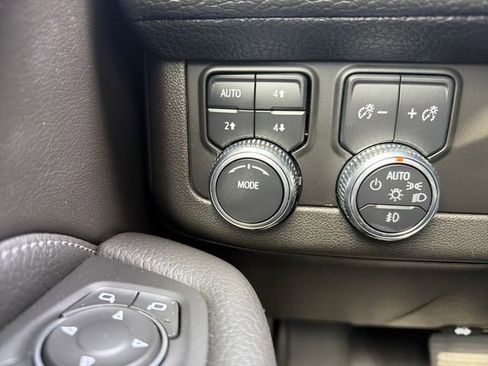 Used 2021 GMC Yukon Denali w/ Denali Premium Package AWD/4WD image 39