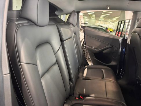 Used 2021 Tesla Model Y Long Range image 16