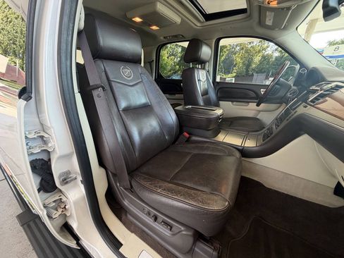 Used 2011 Cadillac Escalade Platinum AWD/4WD image 8