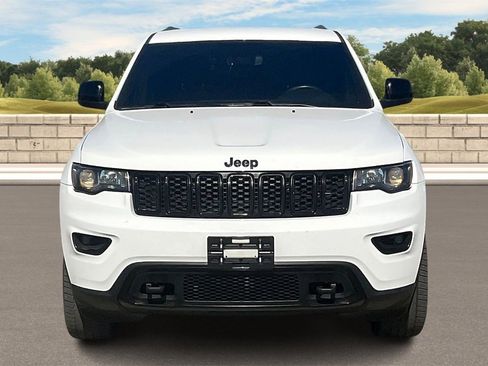 Used 2019 Jeep Grand Cherokee Laredo image 3