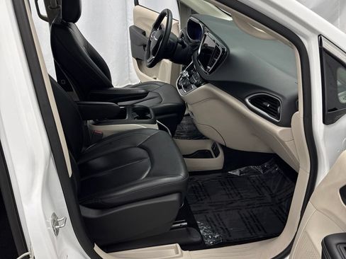 Used 2024 Chrysler Pacifica Touring-L FWD image 23