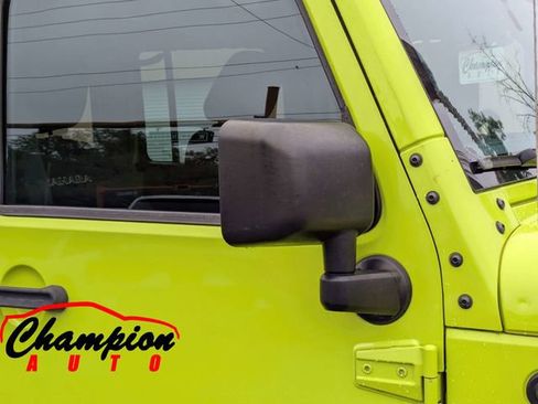 Used 2017 Jeep Wrangler Unlimited Sahara w/ Connectivity Group AWD/4WD image 14