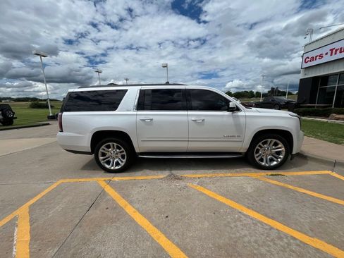 Used 2017 GMC Yukon XL SLT w/ Premium Edition AWD/4WD image 3