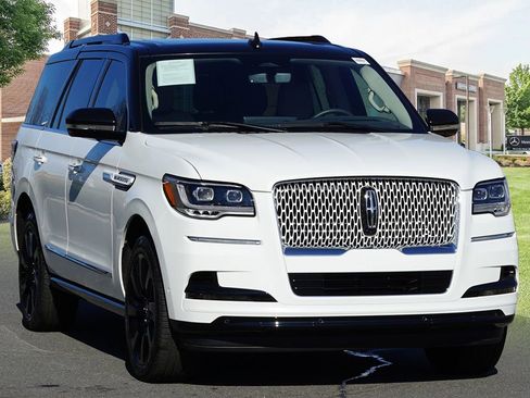 Used 2023 Lincoln Navigator Reserve image 3