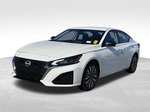 Used 2025 Nissan Altima 2.5 SV FWD image 1