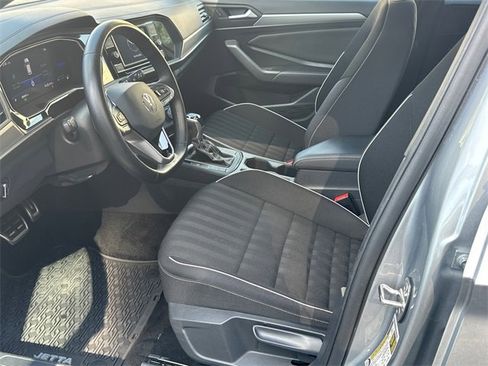 Used 2023 Volkswagen Jetta Sport image 9