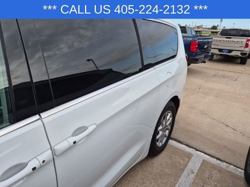 Used 2023 Chrysler Pacifica Touring-L image 4