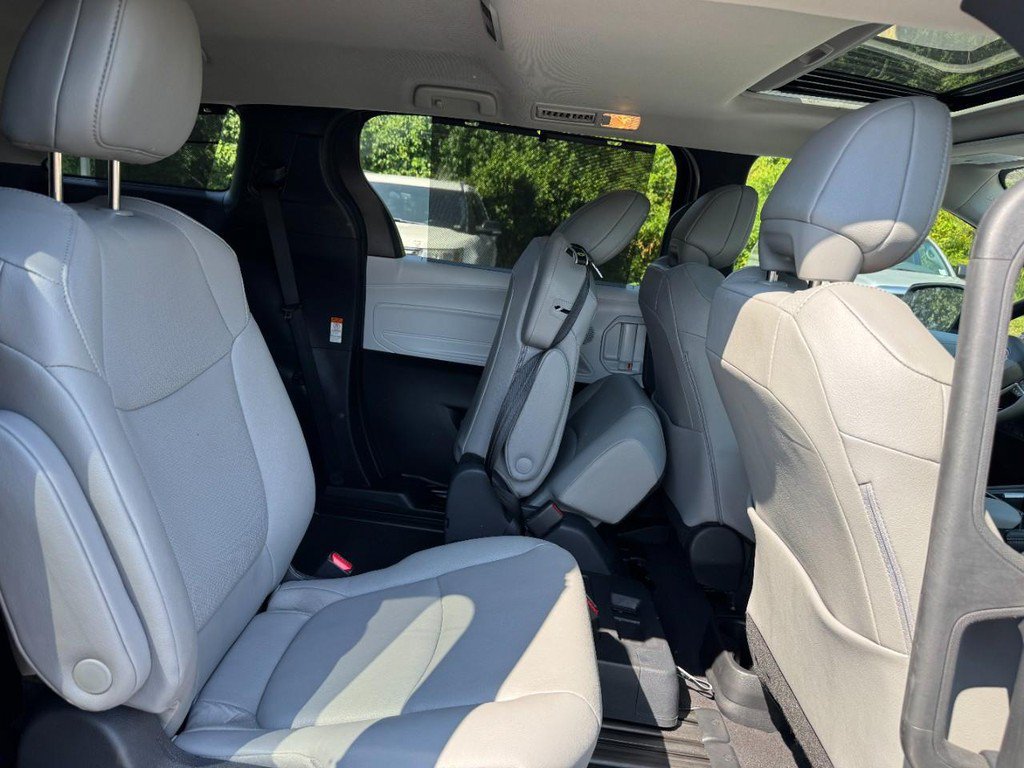 Used 2026 Toyota Sienna XLE FWD image 15
