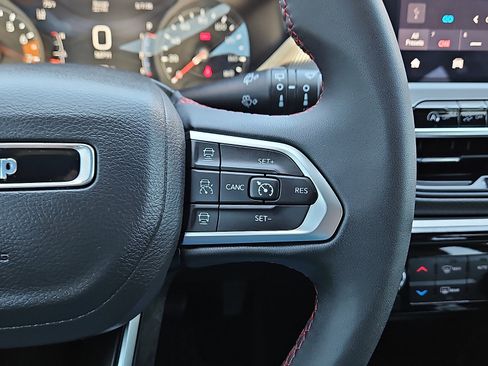 Used 2025 Jeep Compass Trailhawk AWD/4WD image 17