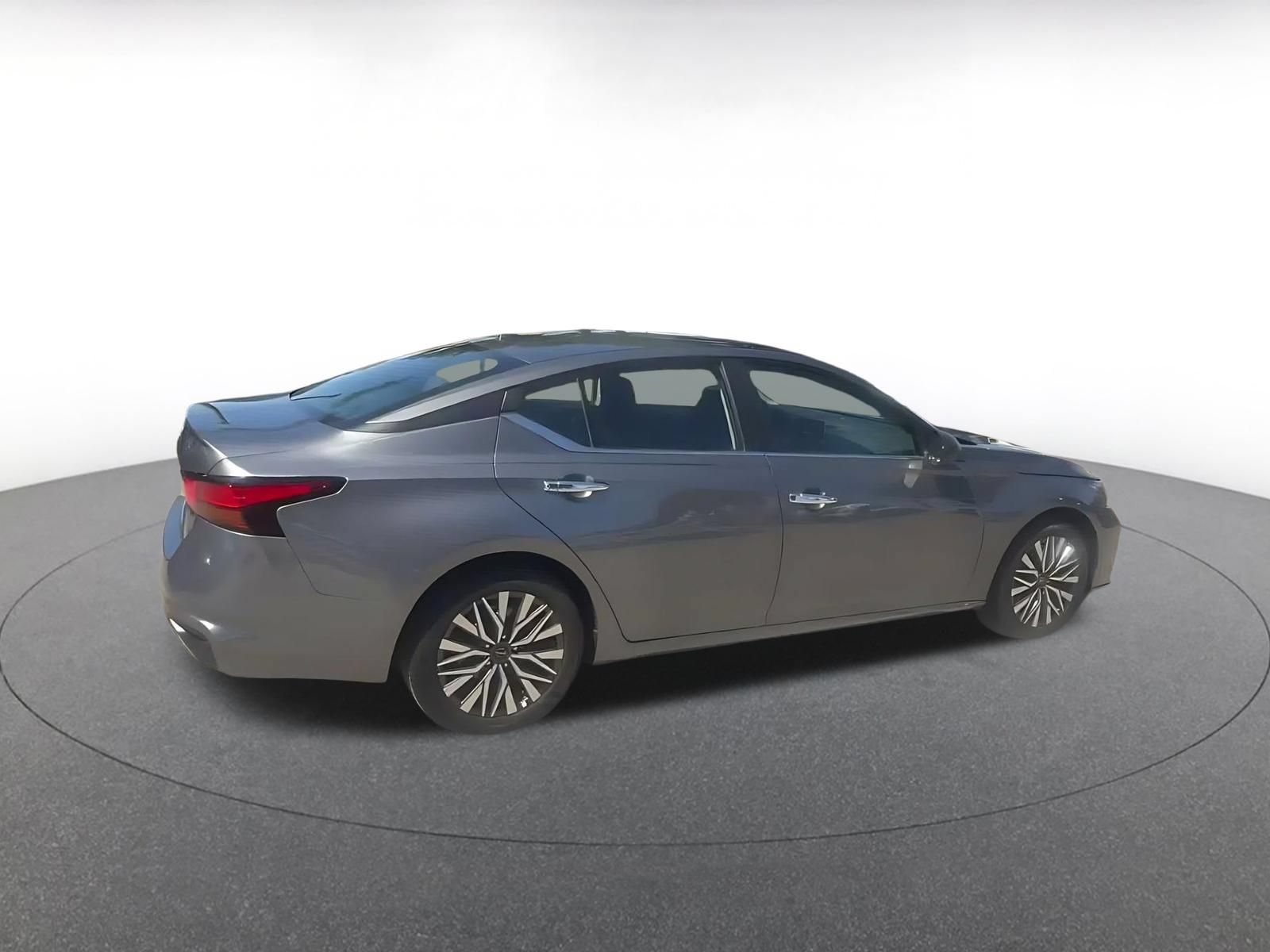 Used 2025 Nissan Altima 2.5 SV FWD image 14