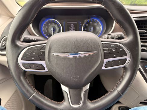 Used 2018 Chrysler Pacifica Touring-L FWD image 15
