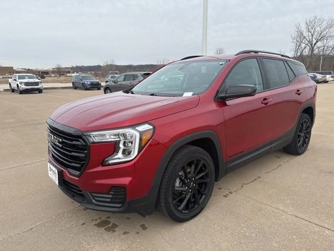 Used 2023 GMC Terrain SLE w/ Driver Convenience Package image 7