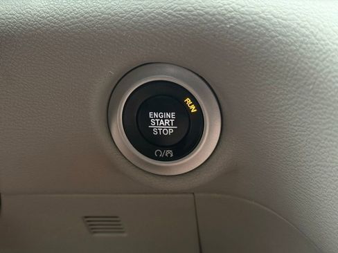 Used 2024 Chrysler Pacifica Touring-L image 32