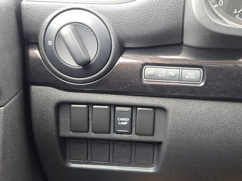 Used 2017 Nissan Titan SV image 22