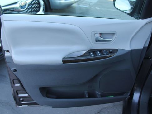 Used 2016 Toyota Sienna XLE FWD image 16