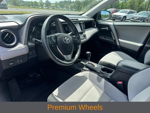 Used 2017 Toyota RAV4 XLE AWD/4WD image 5