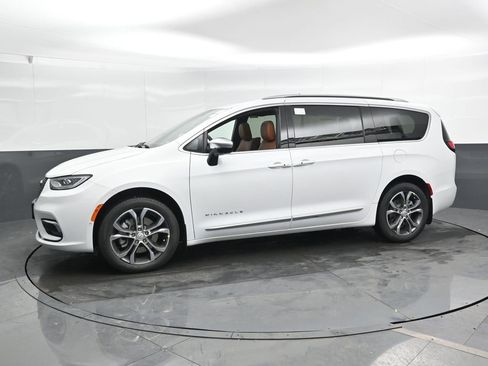 New 2026 Chrysler Pacifica Pinnacle w/ Trailer Tow Group AWD/4WD image 6