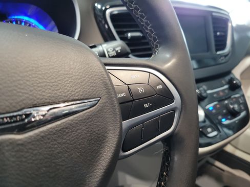 Used 2023 Chrysler Voyager LX FWD image 23