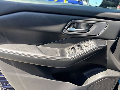Used 2025 Nissan Rogue SV FWD image 18