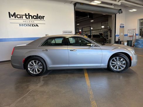 Used 2018 Chrysler 300 Limited AWD/4WD image 4