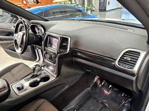 Used 2020 Jeep Grand Cherokee Laredo image 10